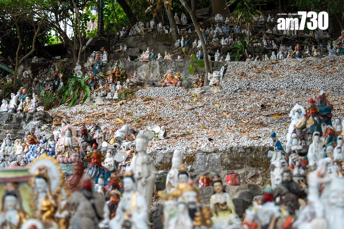 華富邨下的泳棚旁,有一個由居民自設的「神象山」,居民更自發建廟,但現時這些社區營造已成違規做法。(林靄怡攝)