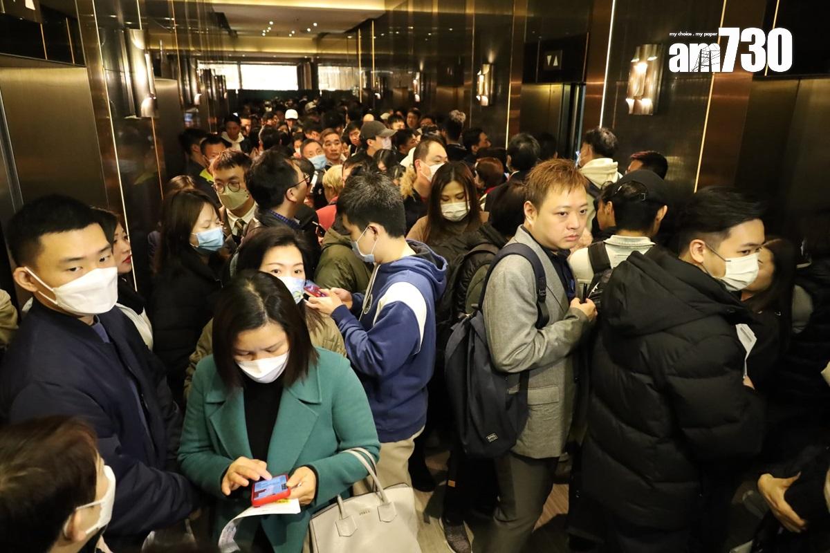 政府「撤辣」後市場買家反應熱烈。(鍾式明攝)