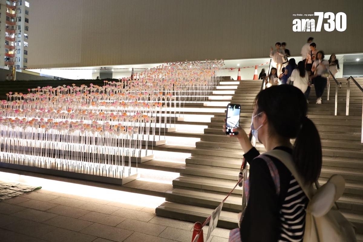 東九文化中心外的LED花海,部分白花獲添上橙色或粉紅色。(鍾式明攝)