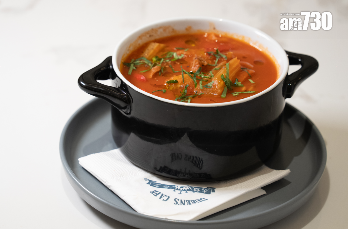 羅宋湯以牛骨熬製,配上新鮮的紅菜頭、牛腩等配料,可謂是皇后的靈魂。攝:林靄怡