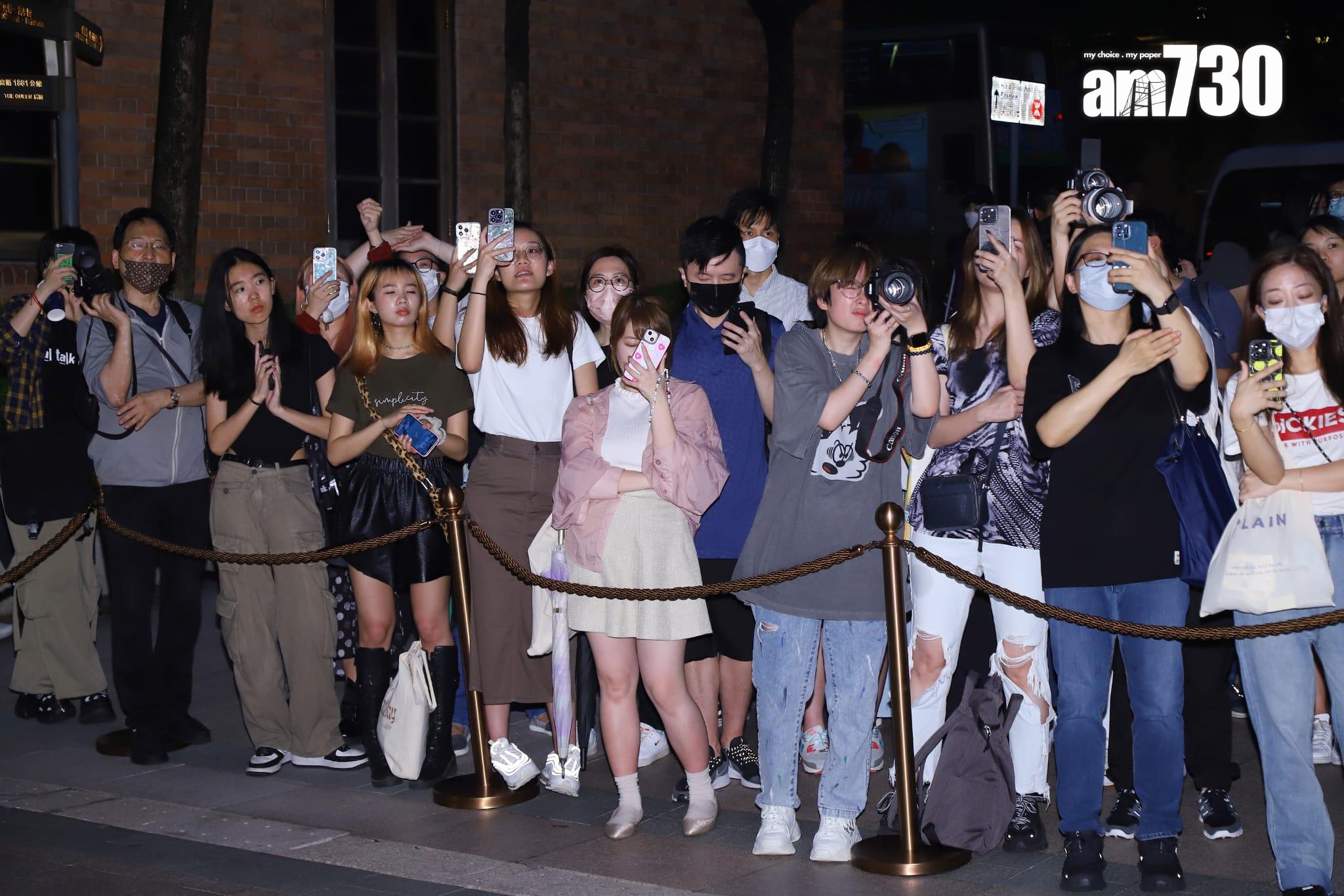 眾人現身吸引近百fans到場支持。 (羅錦鴻攝)