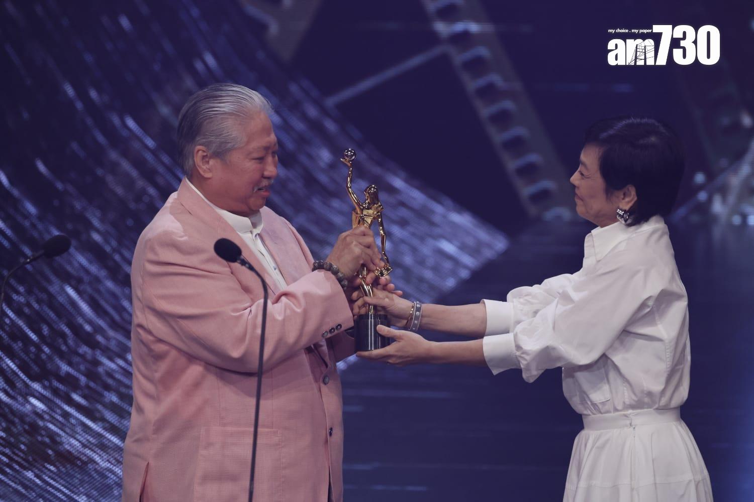 金像獎2024|張艾嘉向洪金寶頒發終身成就奬。