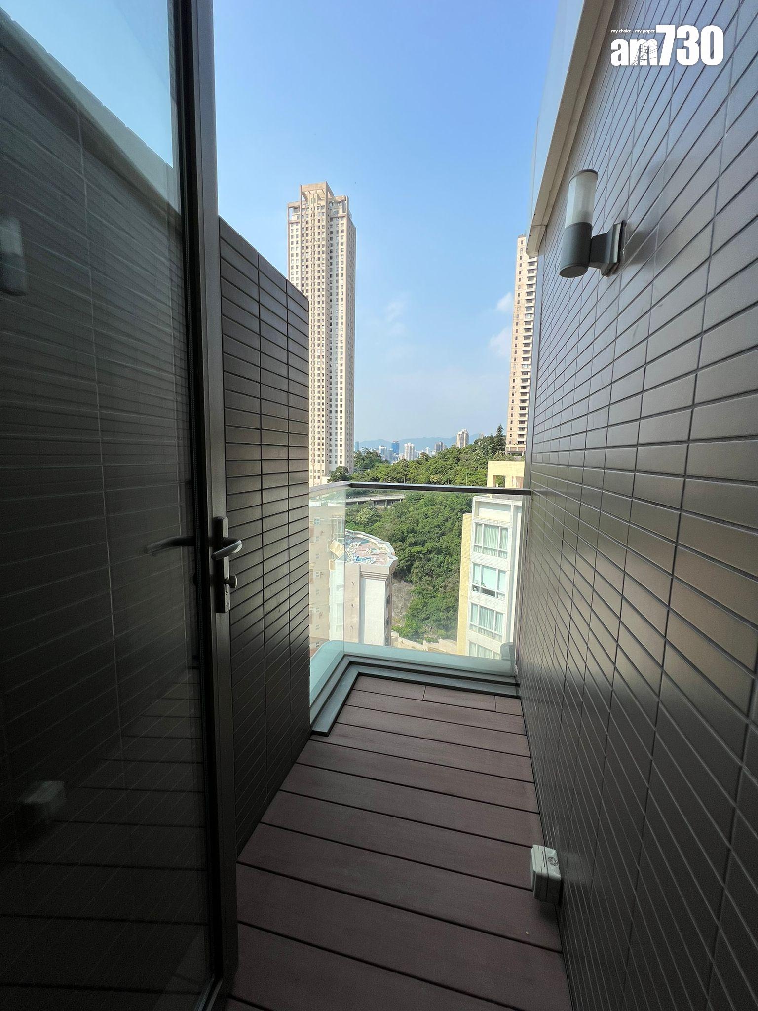 單位附帶一個小露台,面積有27方呎。