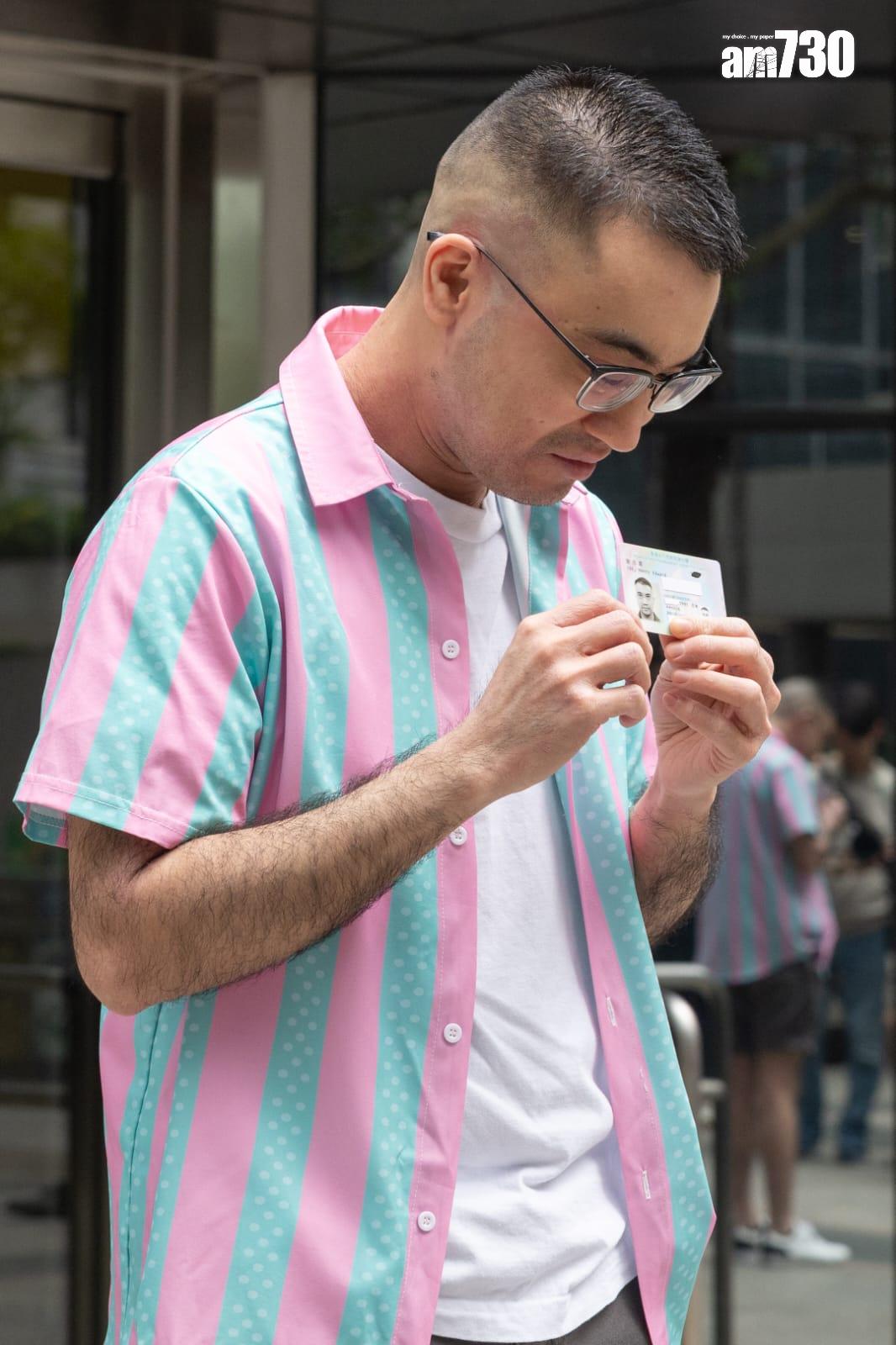 跨性別人士謝浩霖領取男性新身份證。(蘇文傑攝)