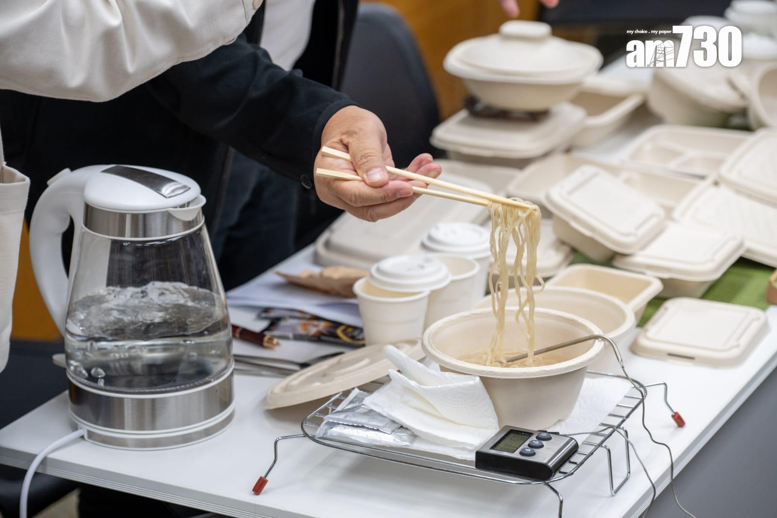 由環保署設立,為飲食業界提供替代膠餐具的產品資訊的「綠色餐具平台」舉行展示會,邀請4間本地環保餐具供應商,向傳媒示範使用部分非塑膠即棄餐具產品。(陳奕釗攝)