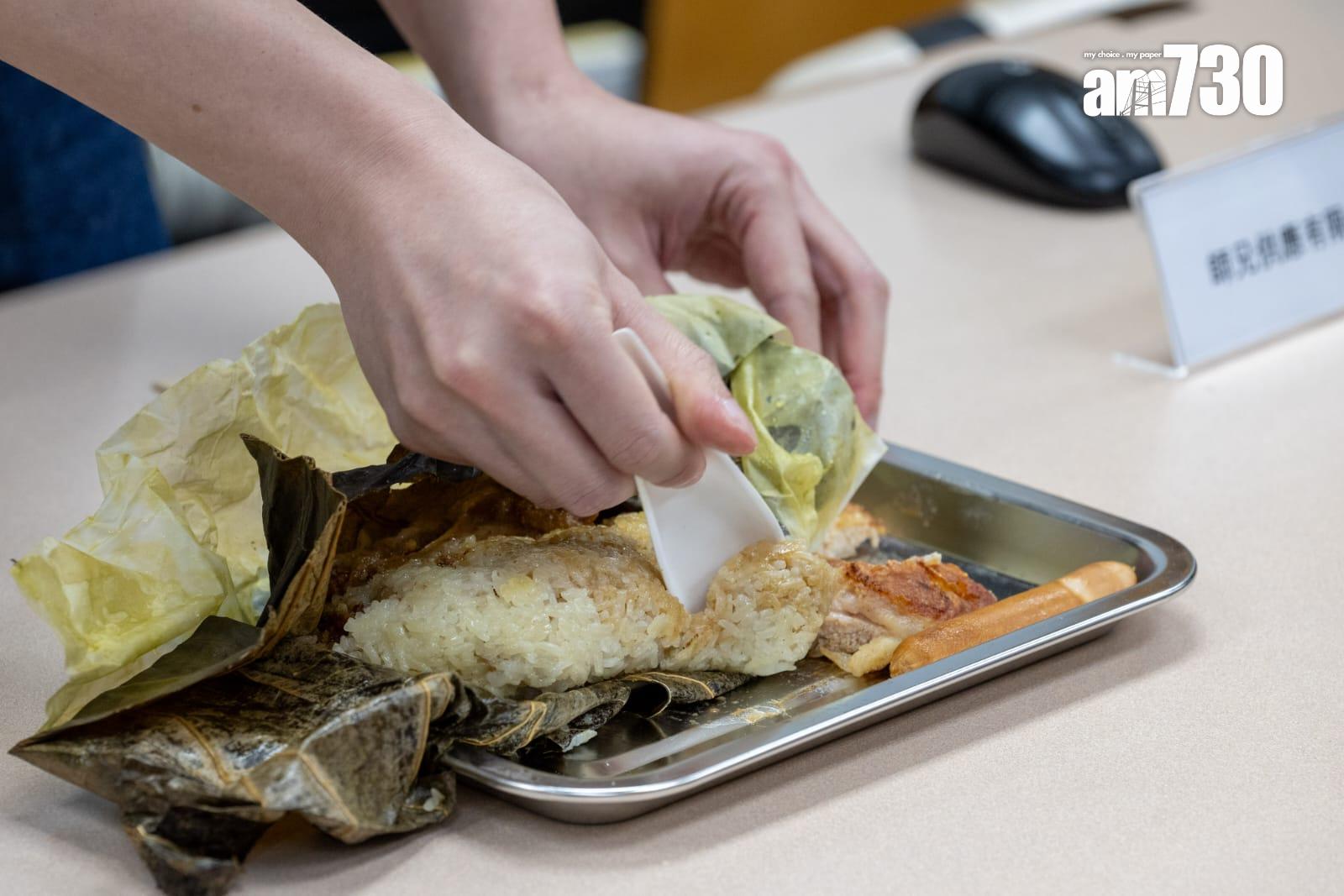 由環保署設立,為飲食業界提供替代膠餐具的產品資訊的「綠色餐具平台」舉行展示會,邀請4間本地環保餐具供應商,向傳媒示範使用部分非塑膠即棄餐具產品。(陳奕釗攝)