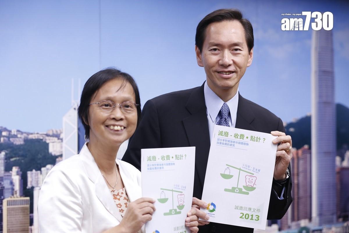 陳智思(右)2013年負責就垃圾徵費進行的公眾諮詢。(資料圖片)