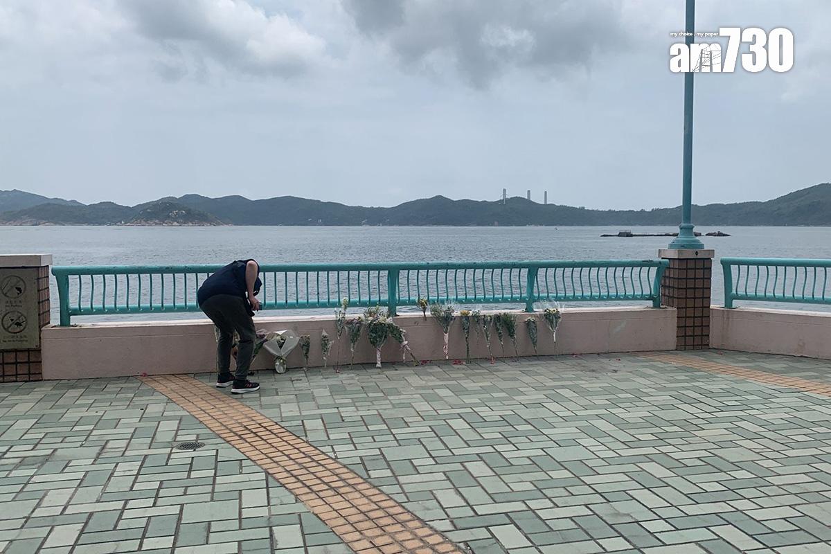 案發地點岸邊今日繼續有市民到場,向捨身救人的釣魚漢「阿良」和離世少女獻花。(吳浩南攝)