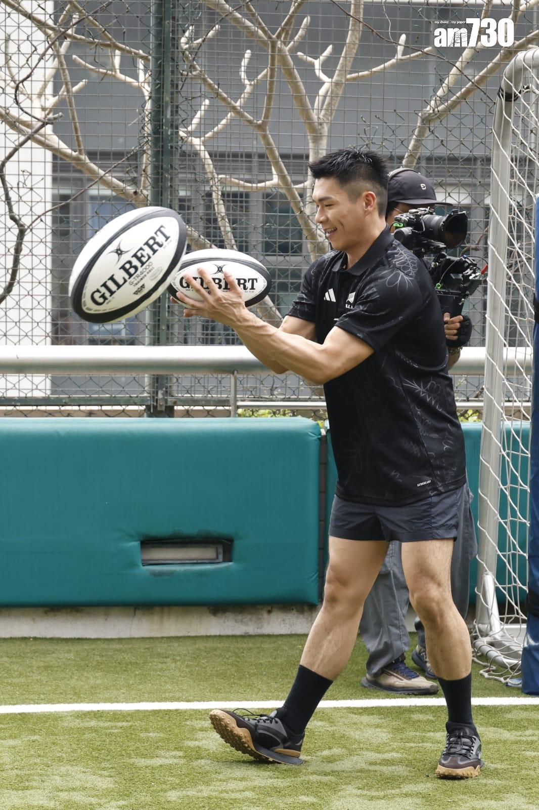 Will柯煒林學習基本欖球玩法。 (林俊源攝)