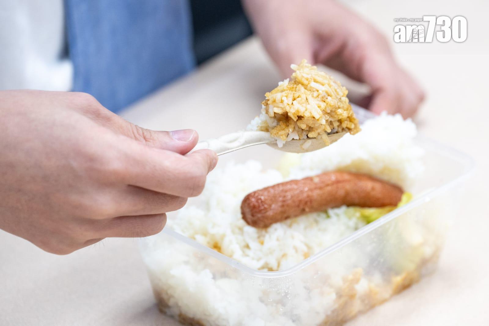 由環保署設立,為飲食業界提供替代膠餐具的產品資訊的「綠色餐具平台」舉行展示會,邀請4間本地環保餐具供應商,向傳媒示範使用部分非塑膠即棄餐具產品。(陳奕釗攝)