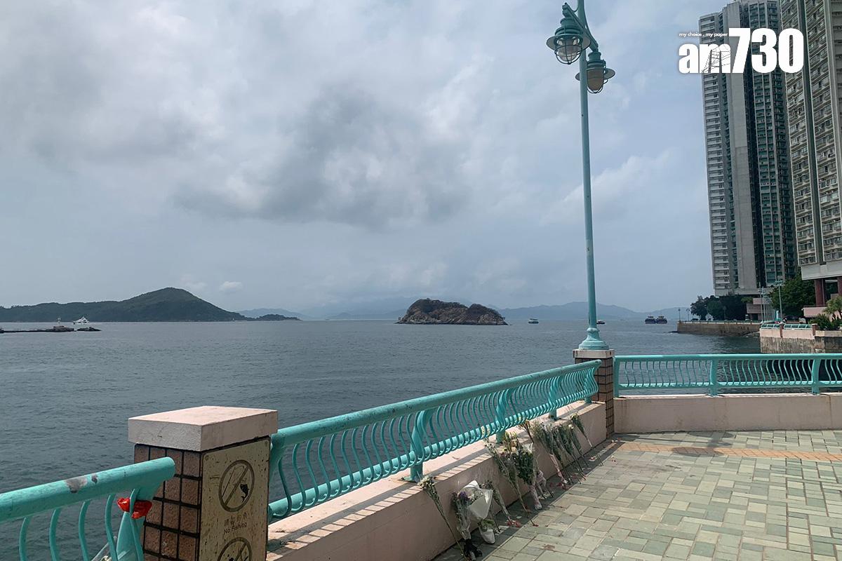 海怡半島岸邊案發現場一帶,續有市民到場向釣魚漢獻花。(吳浩南攝)