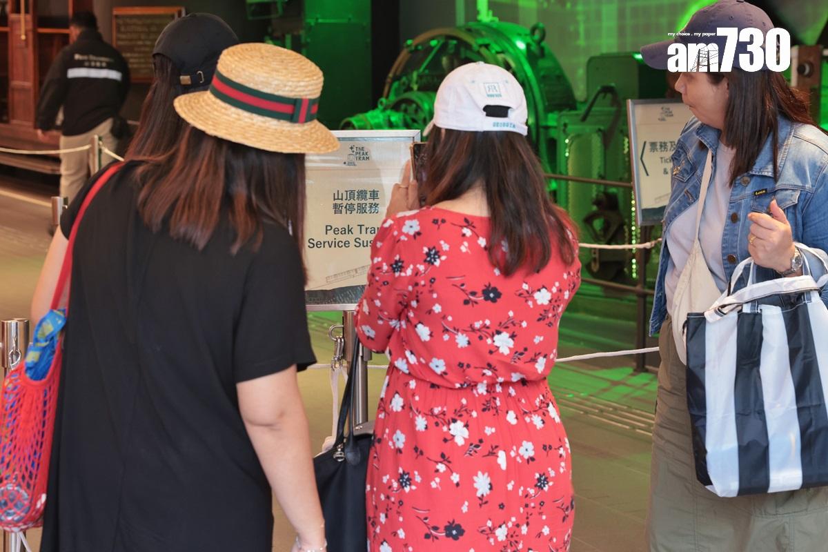 有旅客到纜車站才得悉纜車停駛「摸門釘」。(中通社)