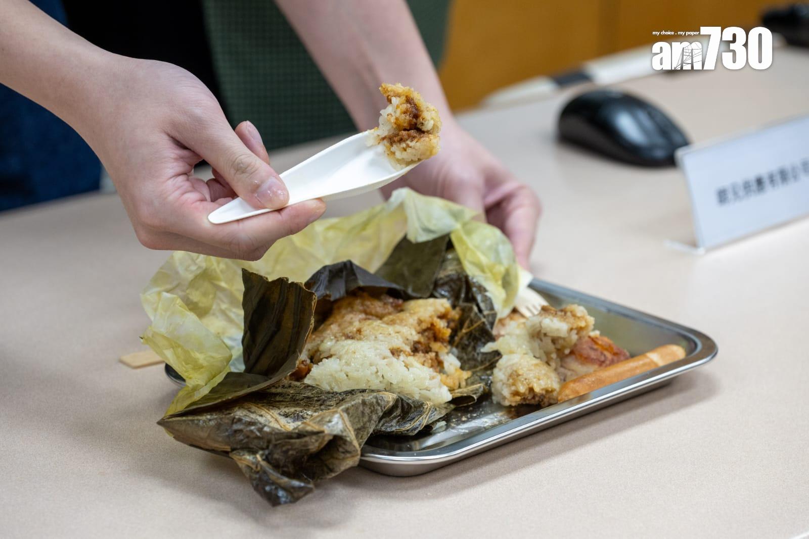 由環保署設立,為飲食業界提供替代膠餐具的產品資訊的「綠色餐具平台」舉行展示會,邀請4間本地環保餐具供應商,向傳媒示範使用部分非塑膠即棄餐具產品。(陳奕釗攝)