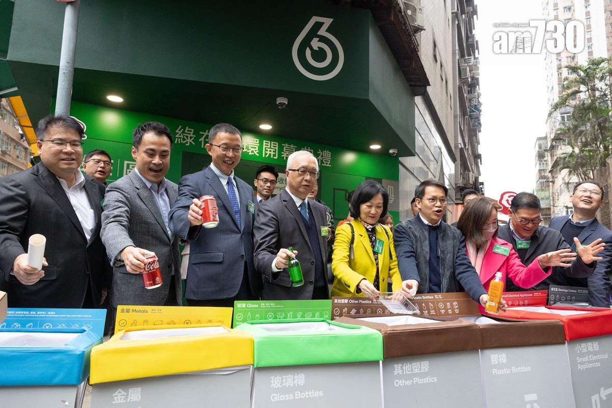 謝展寰(左四)過去9個月共出席25.5小時講解垃圾徵費政策的活動。(資料圖片/蘇文傑攝)