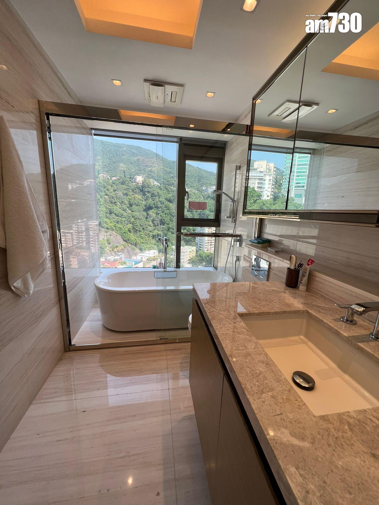 全屋最華麗的浴室,採落地玻璃窗設計,望向翠綠山巒,予人星級酒店的感覺。