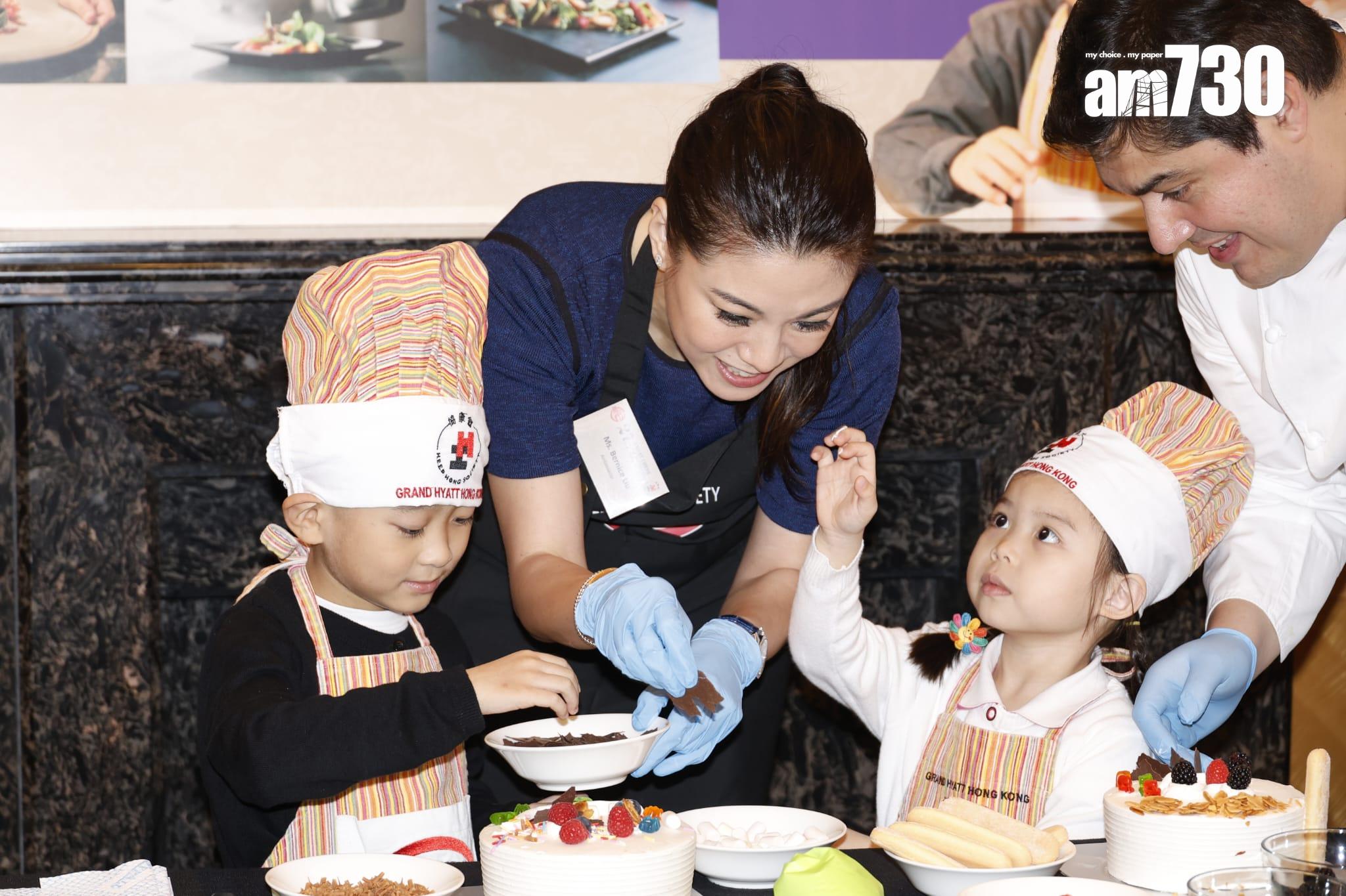 廖碧兒跟小朋友一同合力裝飾蛋糕。 (林俊源攝)