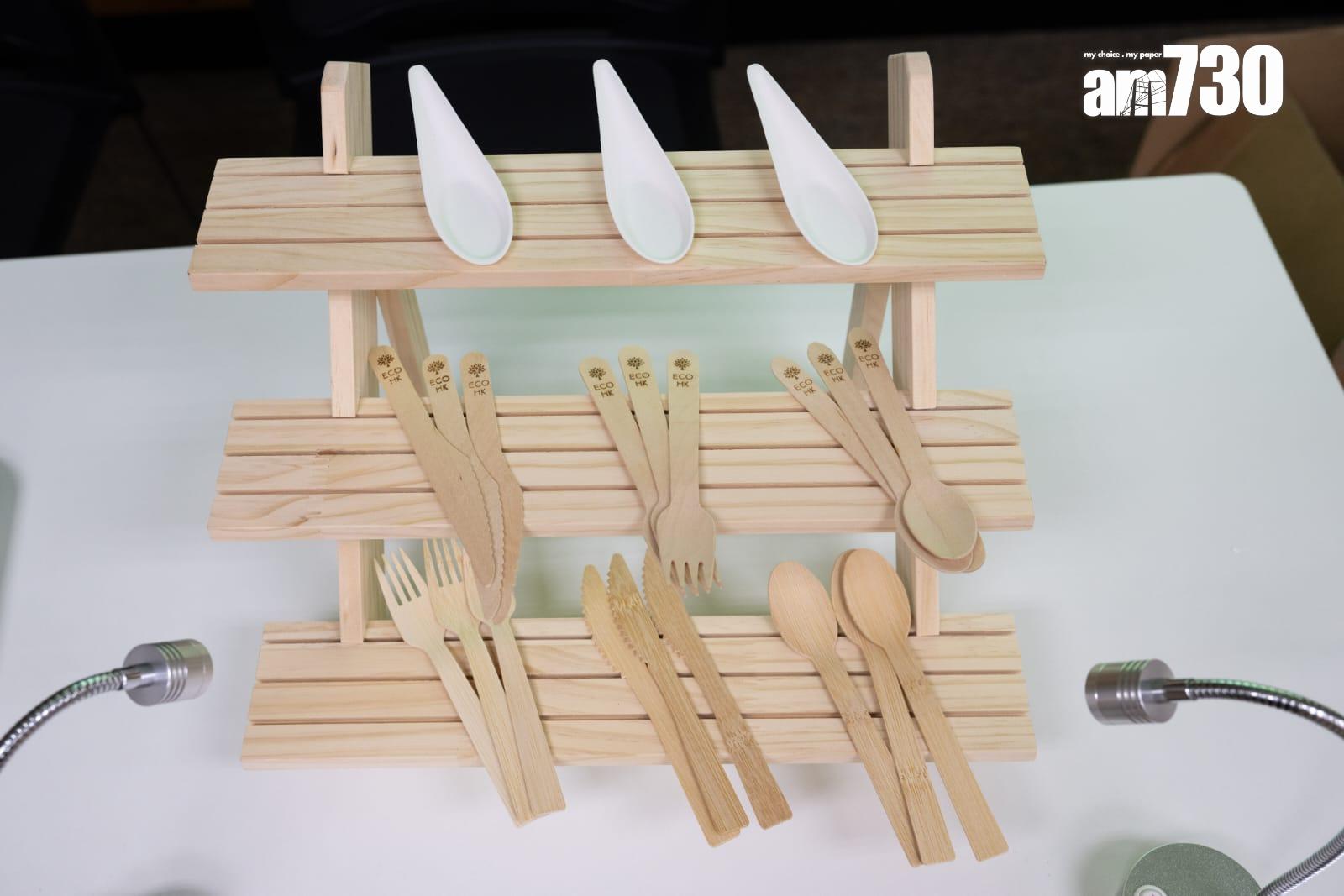 由環保署設立,為飲食業界提供替代膠餐具的產品資訊的「綠色餐具平台」舉行展示會,邀請4間本地環保餐具供應商,向傳媒示範使用部分非塑膠即棄餐具產品。(陳奕釗攝)