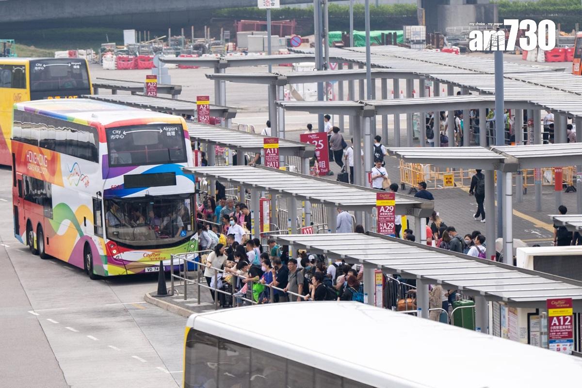 大批港人下午經港珠澳大橋回港,再排隊轉乘巴士返回市區。(林靄怡攝)