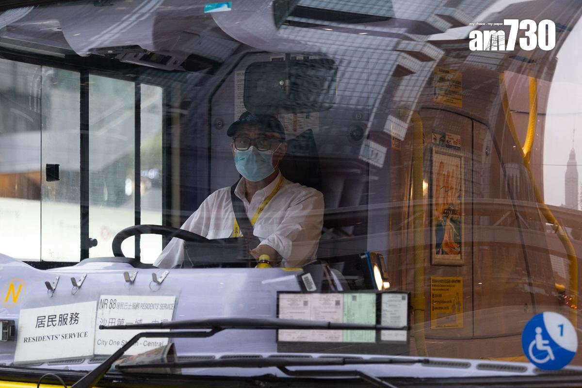 城巴引入的內地車長,按法例只會駕駛非專營巴士的固定路線服務,圖為城巴車長正駕駛非專營巴士路線88R。(資料圖片/林靄怡攝)