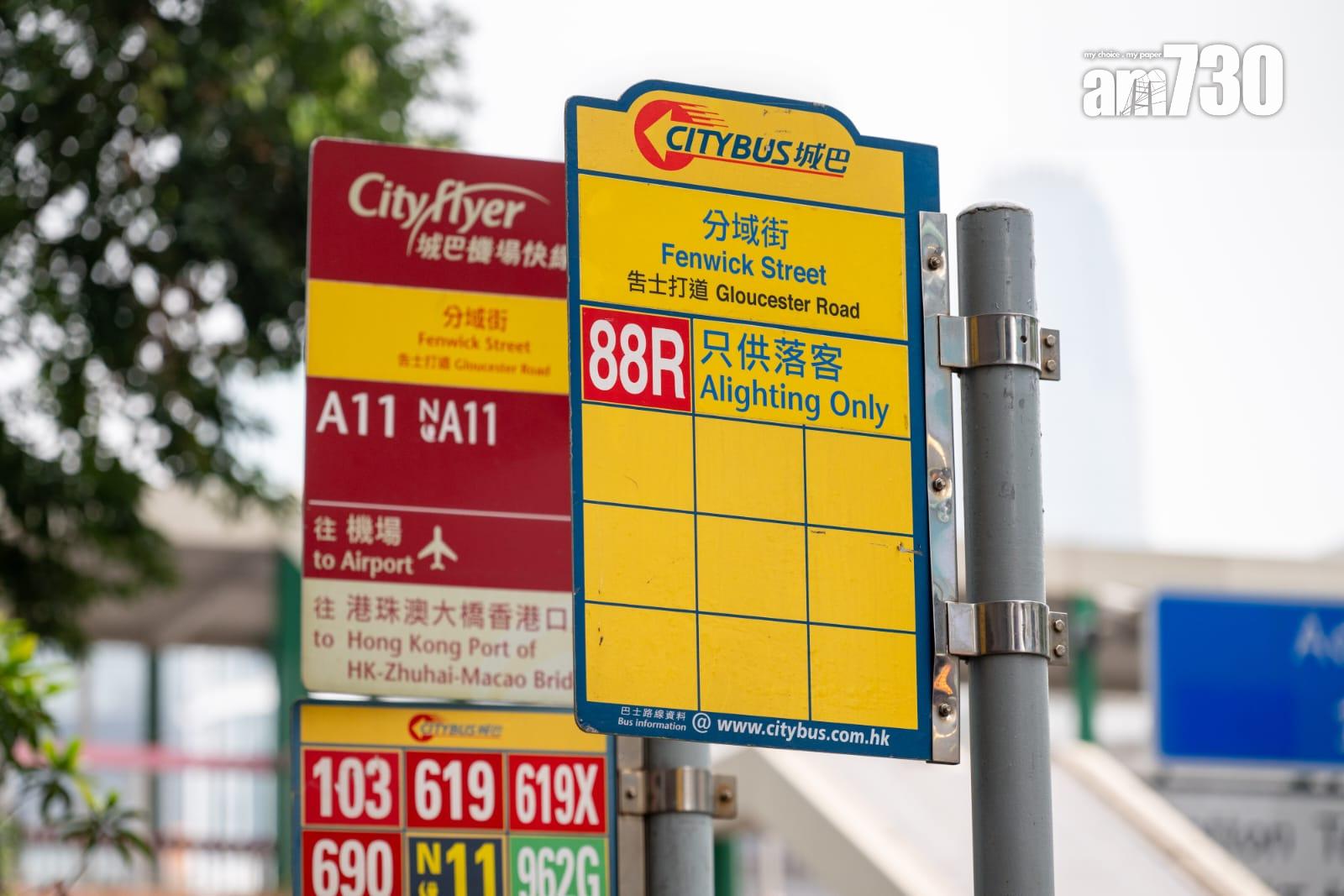 城巴引入的內地車長,按法例只會駕駛非專營巴士的固定路線服務。(陳奕釗攝)