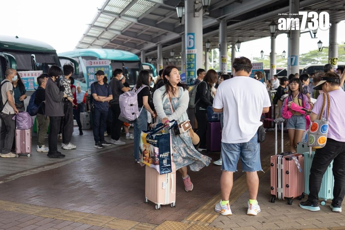 深圳灣管制站在長假期最後一日下午出現回港人潮。(蘇文傑攝)