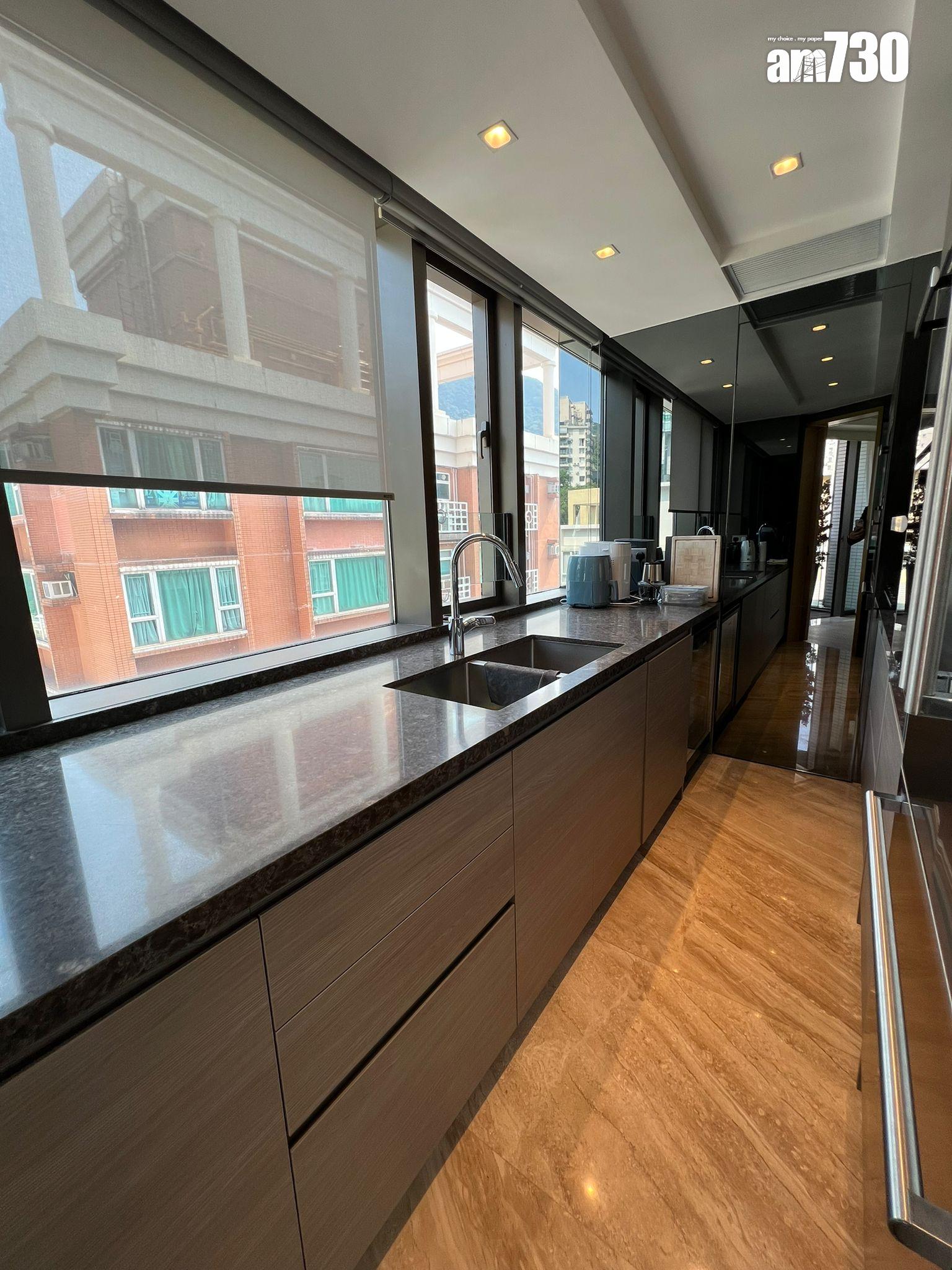 長形廚房闊大實用,配套齊全新淨。