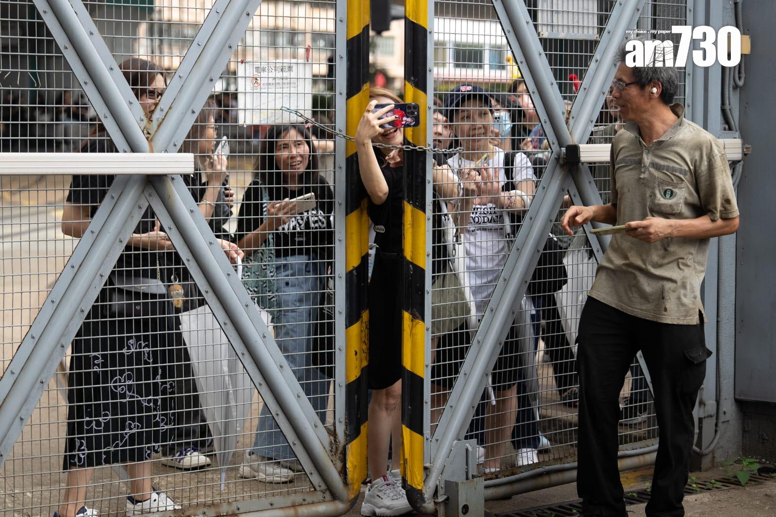 今天是姜濤生日正日,不少粉絲到電車廠打卡。 (林靄怡攝)