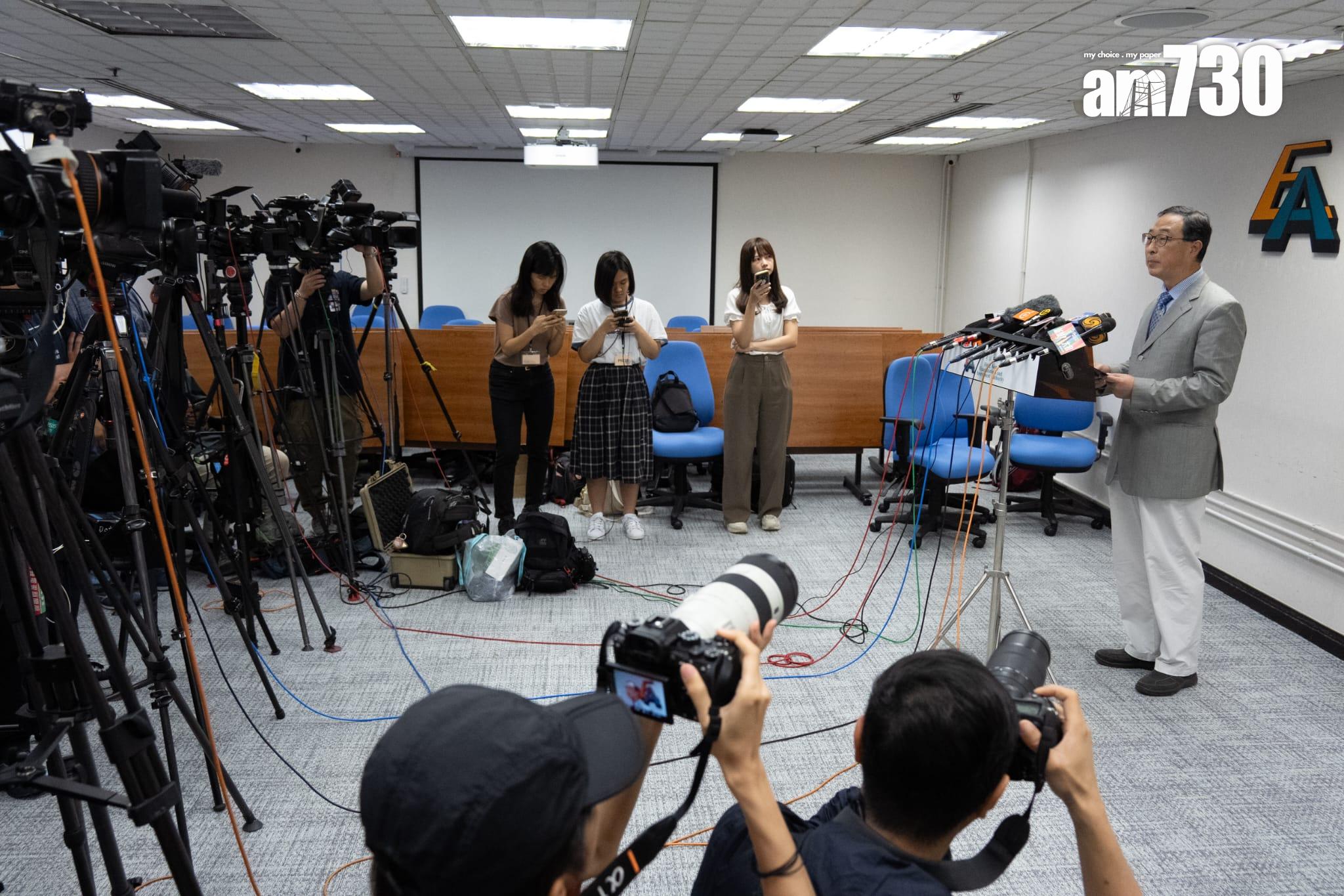 中學文憑試的電子點名系統連續兩日出現問題,考評局秘書長魏向東和公開考試總監麥勁生晚上會見傳媒交代。(林靄怡攝)