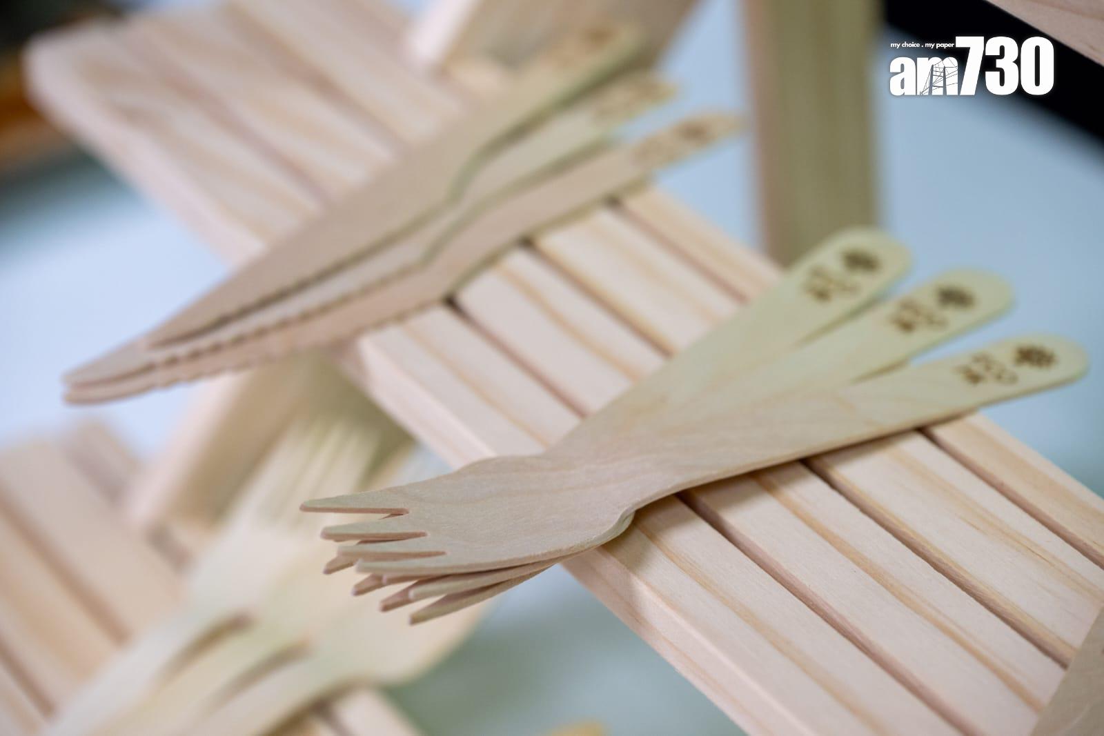 由環保署設立,為飲食業界提供替代膠餐具的產品資訊的「綠色餐具平台」舉行展示會,邀請4間本地環保餐具供應商,向傳媒示範使用部分非塑膠即棄餐具產品。(陳奕釗攝)