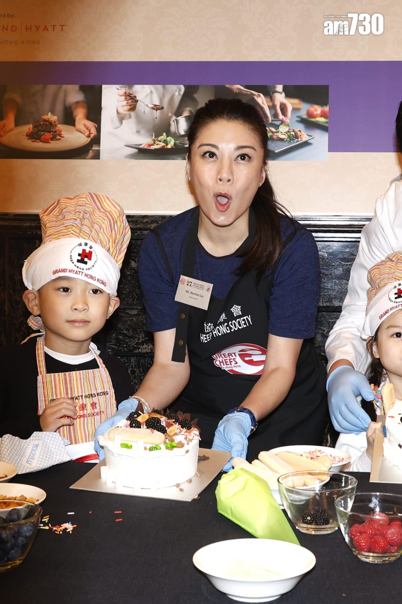 廖碧兒跟小朋友一同整蛋糕。 (林俊源攝)