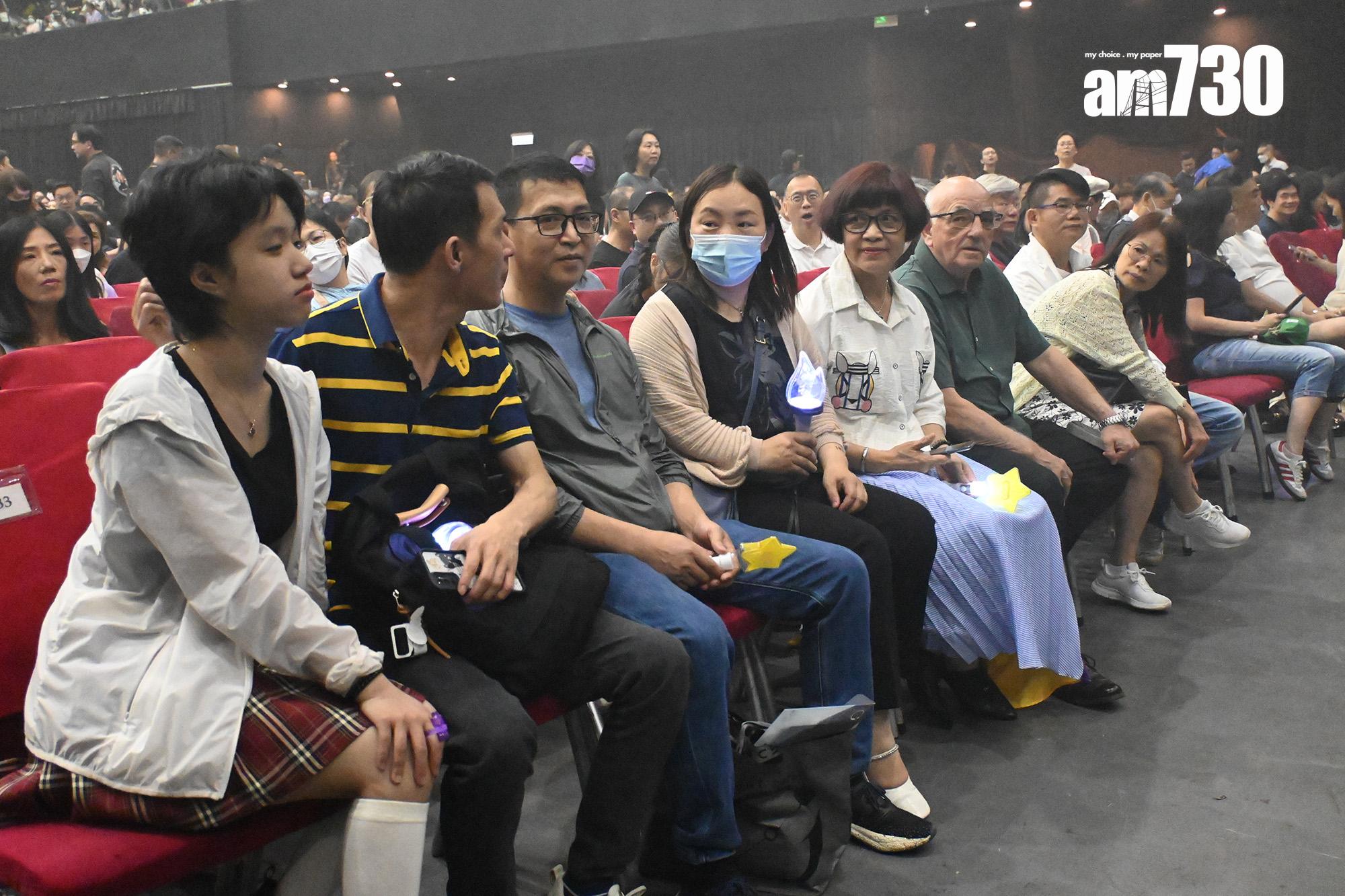 炎明熹的父母到場支持。