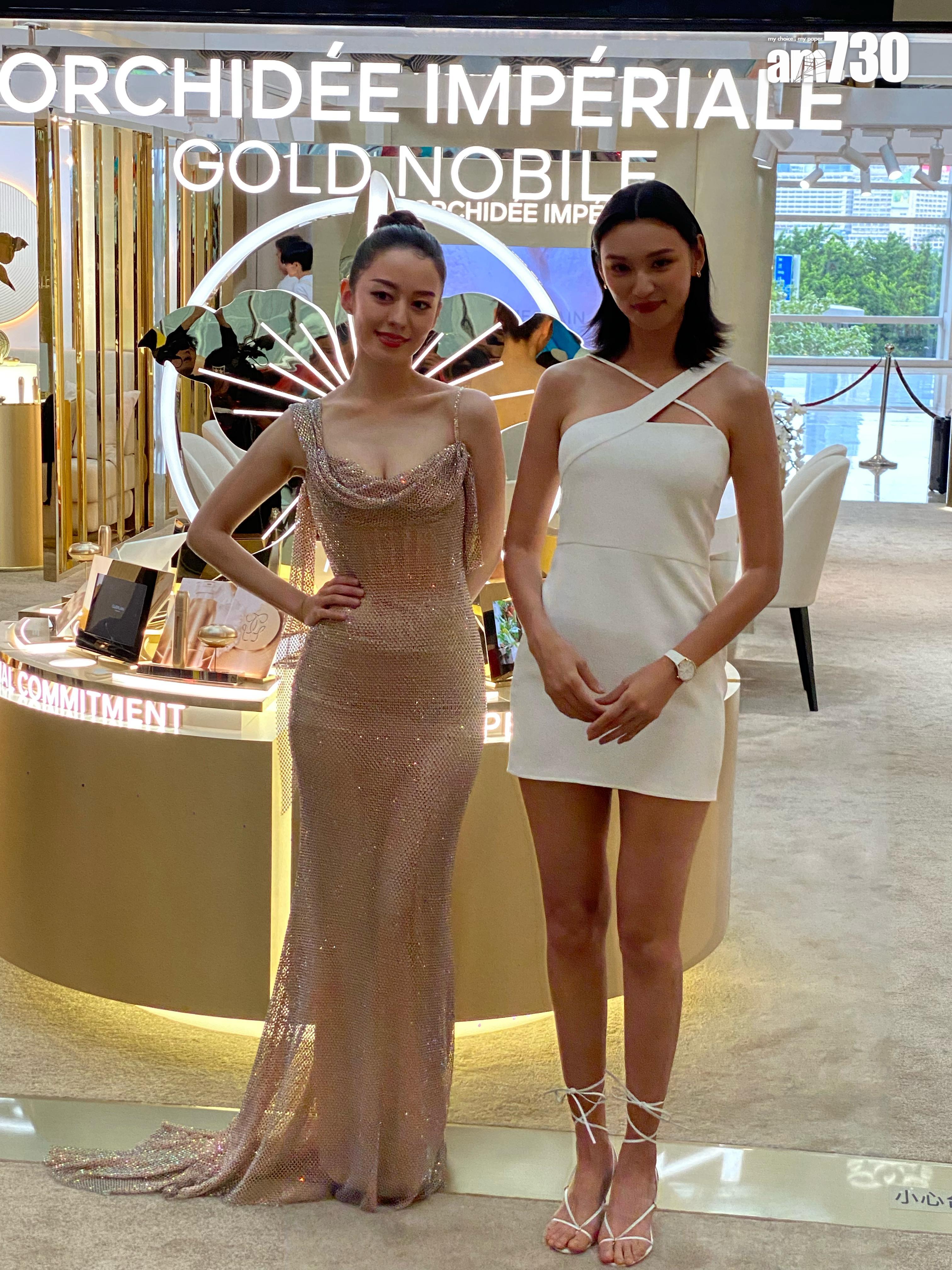 Gina Alice偕王丹妮現身中環。