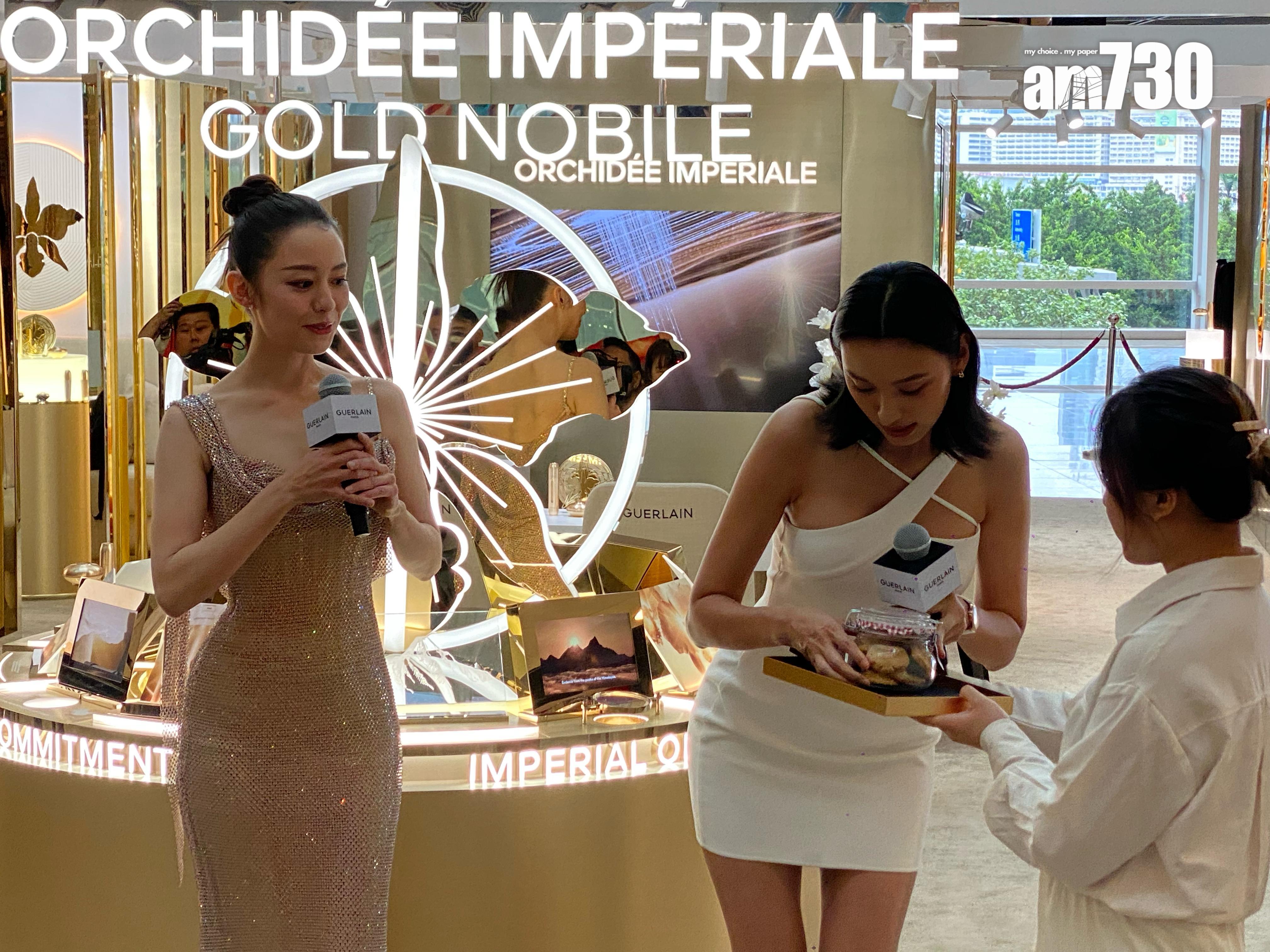 Gina Alice和王丹妮互相準備見面禮環。