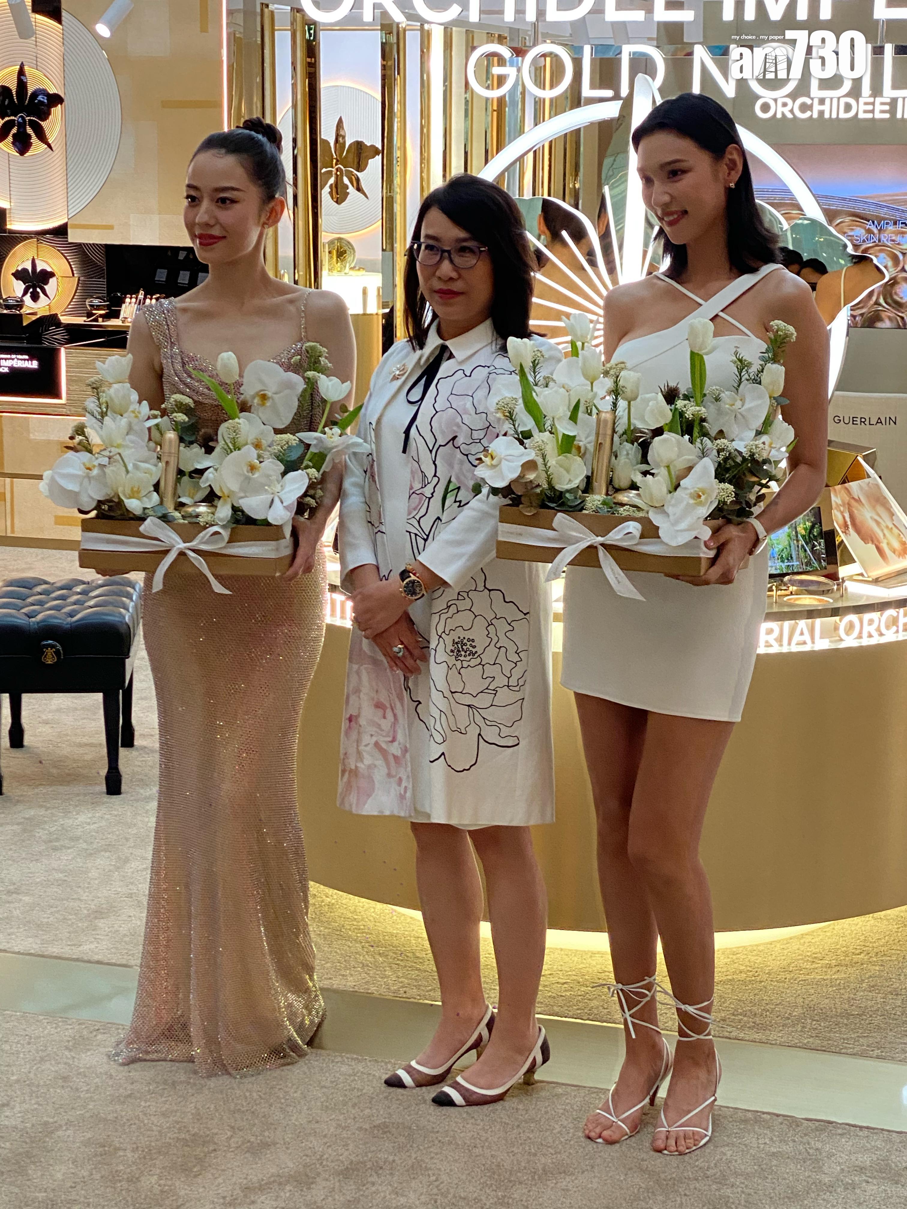 Gina Alice偕王丹妮現身中環。