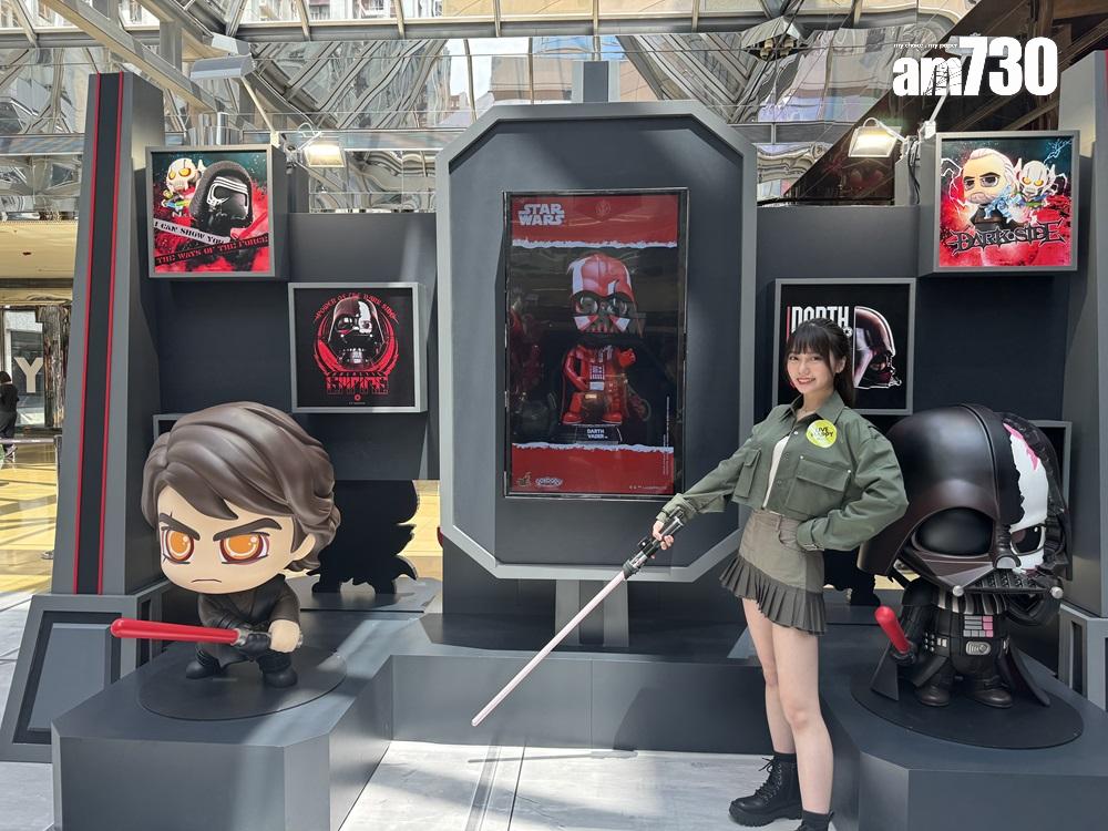 「黑武士」Darth Vader與Darth Maul COSBI分別乘坐鈦戰機及西斯滲透者進入深淵無限鏡藝術裝置旁戒備。