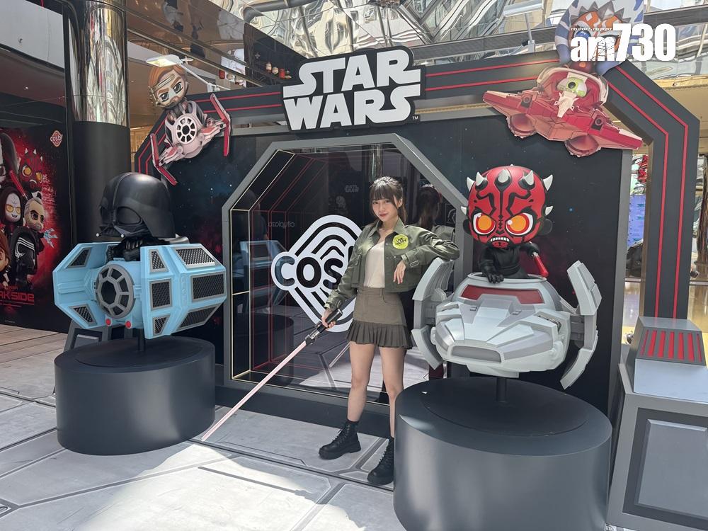 「黑武士」Darth Vader與Darth Maul COSBI分別乘坐鈦戰機及西斯滲透者進入深淵無限鏡藝術裝置旁戒備。