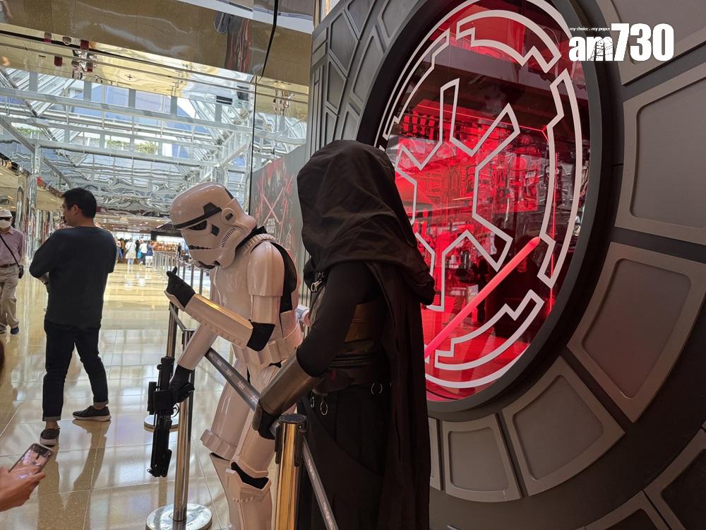 每年5月4日為一眾星戰迷向這套史詩式電影作品致敬的紀念日子。今年的重要時刻,「帝國軍第501旅香港駐軍」將突擊入駐太古城中心,現場將免費派發「星球大戰:黑暗之力」精美紀念手幅。