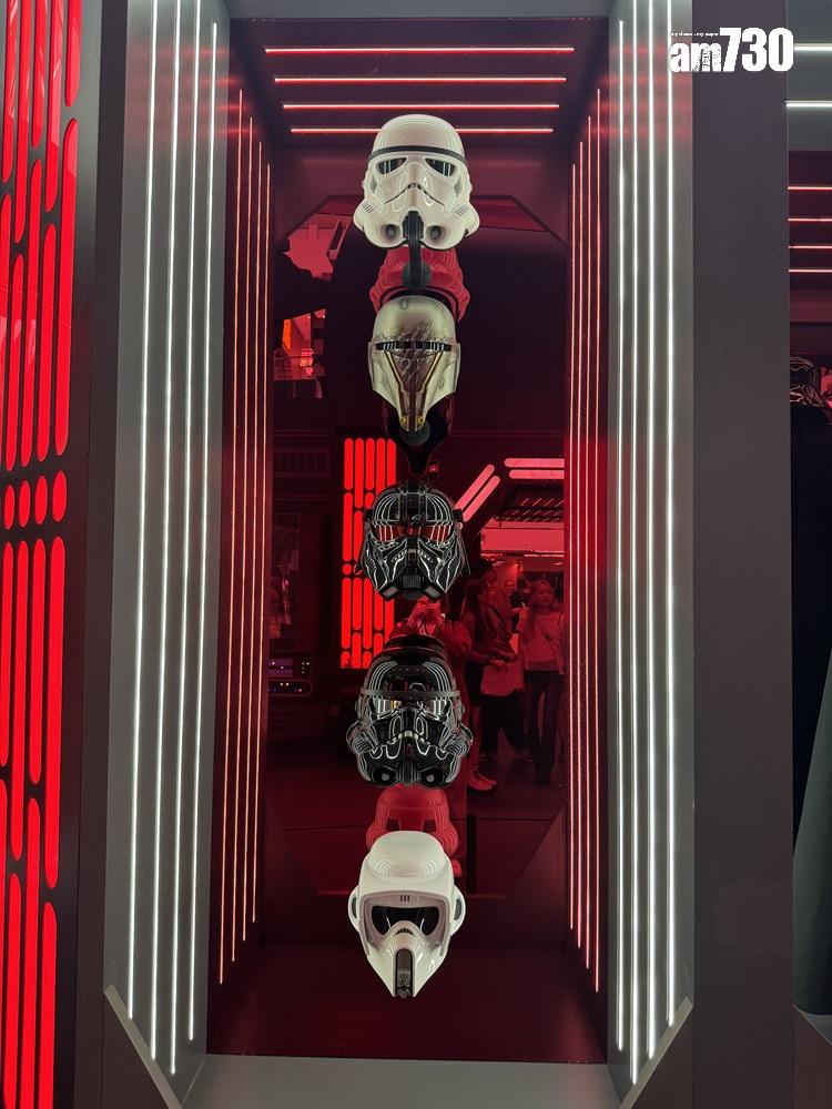 兩旁展示了不同種類的帝國兵道具級頭盔,同時配合場內光影裝置和場景,彷彿被一股邪惡的氛圍所籠罩。