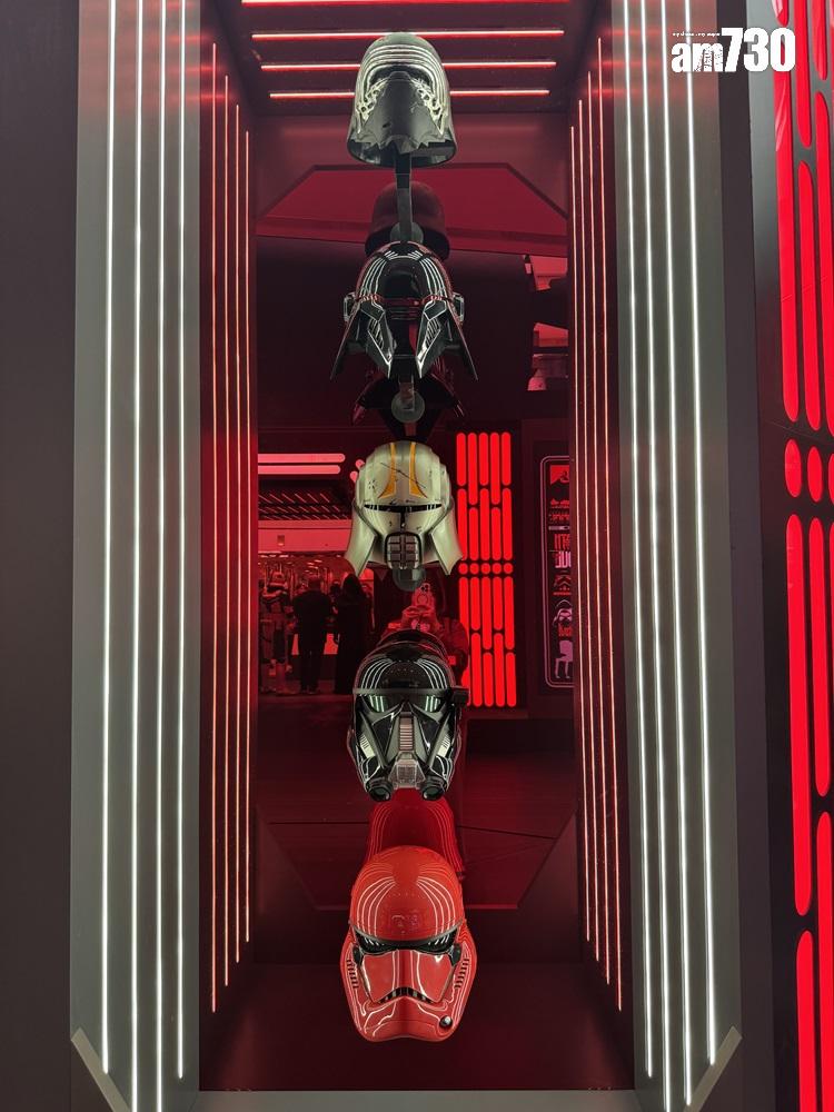 兩旁展示了不同種類的帝國兵道具級頭盔,同時配合場內光影裝置和場景,彷彿被一股邪惡的氛圍所籠罩。