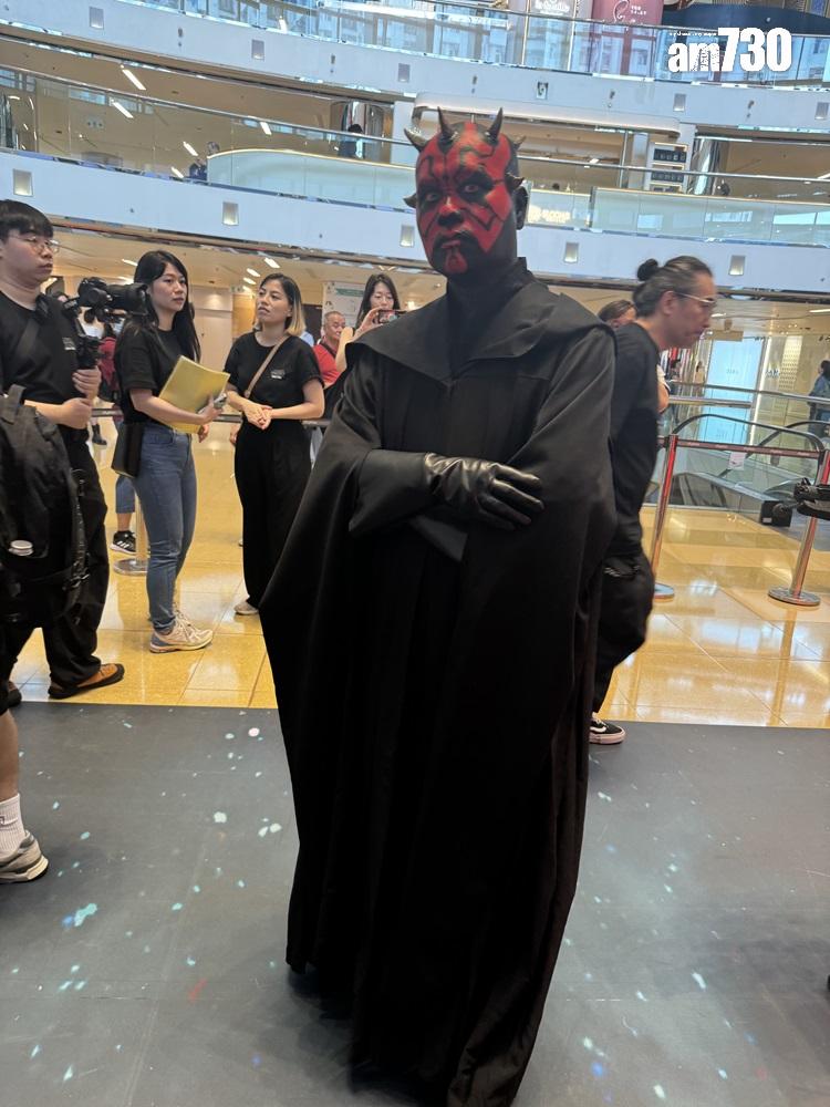 每年5月4日為一眾星戰迷向這套史詩式電影作品致敬的紀念日子。今年的重要時刻,「帝國軍第501旅香港駐軍」將突擊入駐太古城中心,現場將免費派發「星球大戰:黑暗之力」精美紀念手幅。