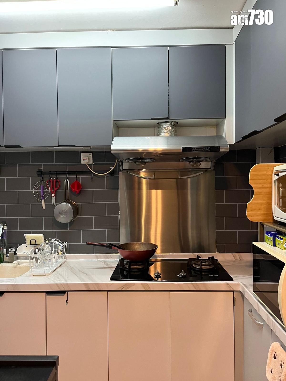 深灰色與白色為主調的廚房,裝修新淨討好。(代理提供)