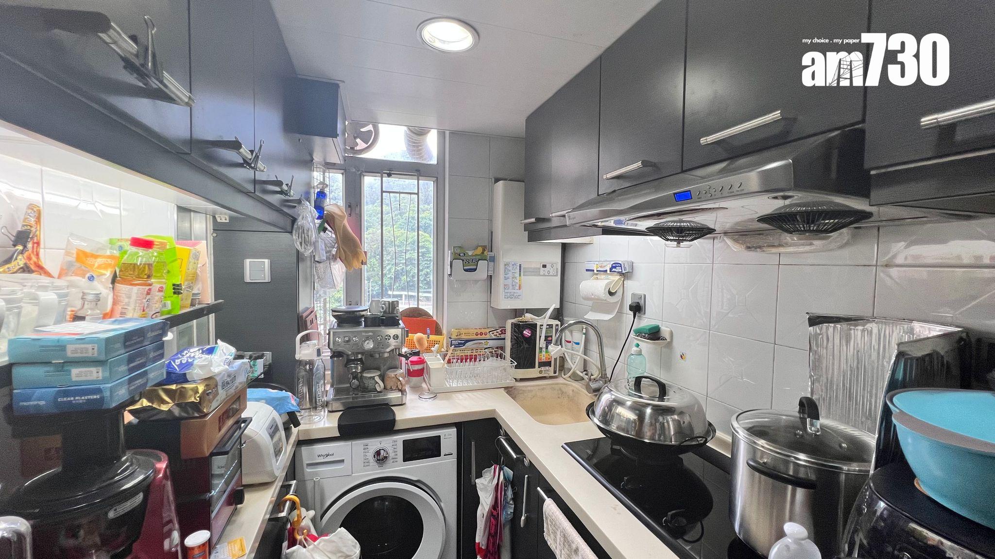 廚房配套齊全,面向翠綠山巒,開揚通爽。(代理提供)