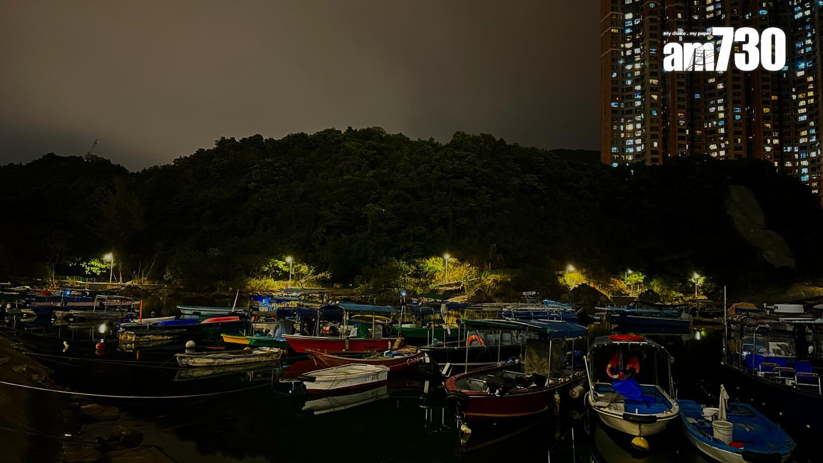 遠看將軍澳夜光行人徑(左方兩支街燈間),難以察覺到正進行測試。