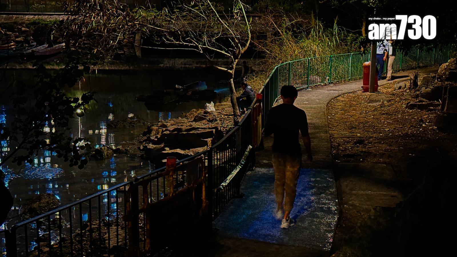 3月下旬時,將軍澳南灣畔徑夜光行人徑正進行測試,亮度與旁邊的坑渠蓋差不多。(am730記者攝)