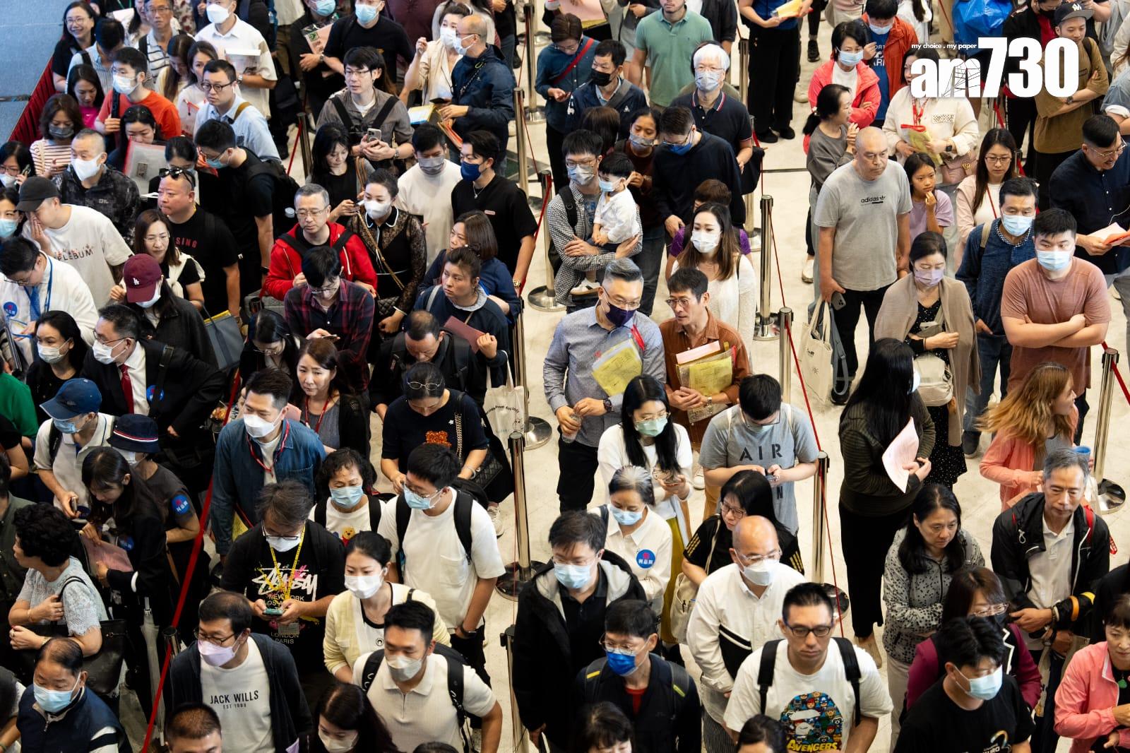 「Blue Coast」今日(6日)盡推首3張價單共422伙進行首輪銷售,現場重現萬人空巷排隊買樓的場面。(林靄怡攝)