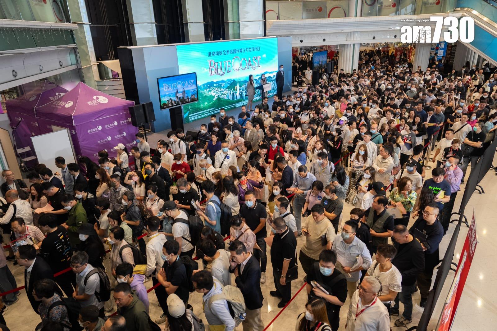 「Blue Coast」今日(6日)盡推首3張價單共422伙進行首輪銷售,現場重現萬人空巷排隊買樓的場面。(林靄怡攝)