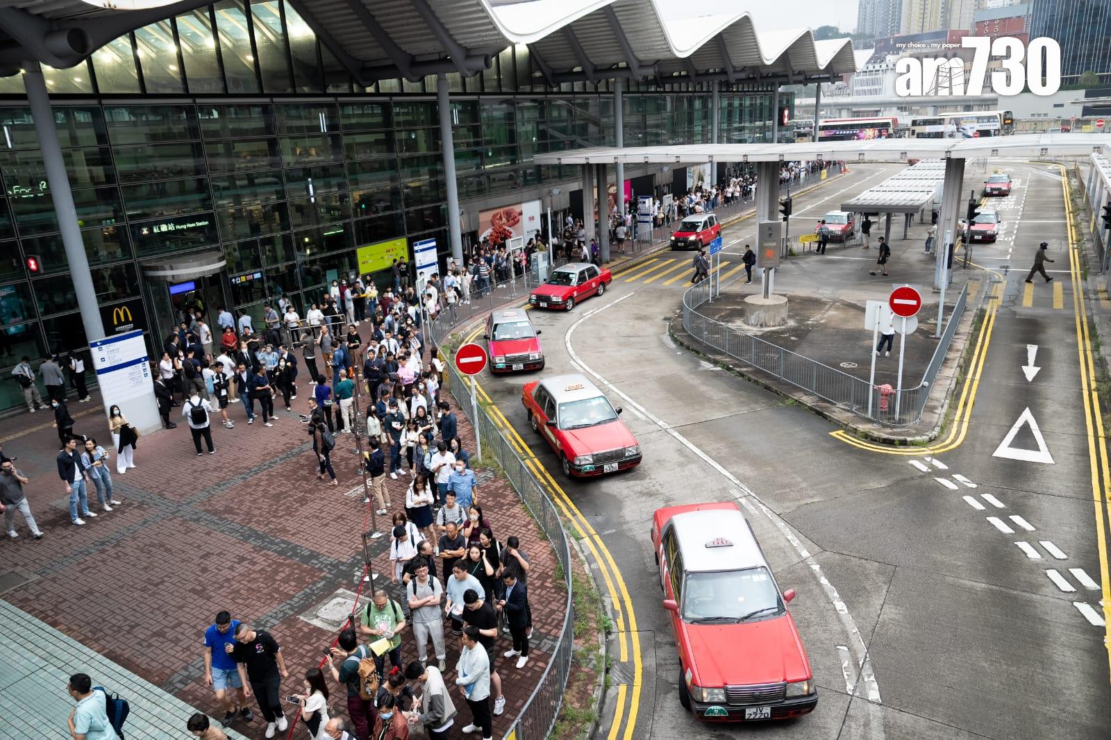 「Blue Coast」今日(6日)盡推首3張價單共422伙進行首輪銷售,現場重現萬人空巷排隊買樓的場面。(林靄怡攝)