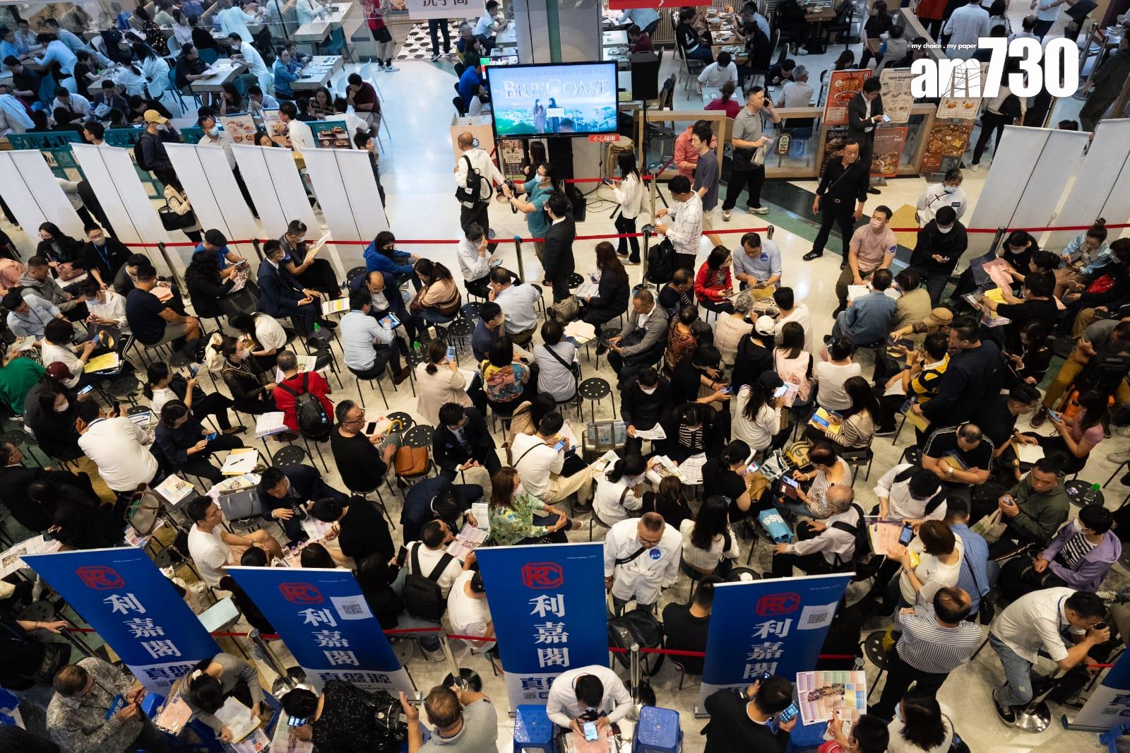 「Blue Coast」今日(6日)盡推首3張價單共422伙進行首輪銷售,現場重現萬人空巷排隊買樓的場面。(林靄怡攝)