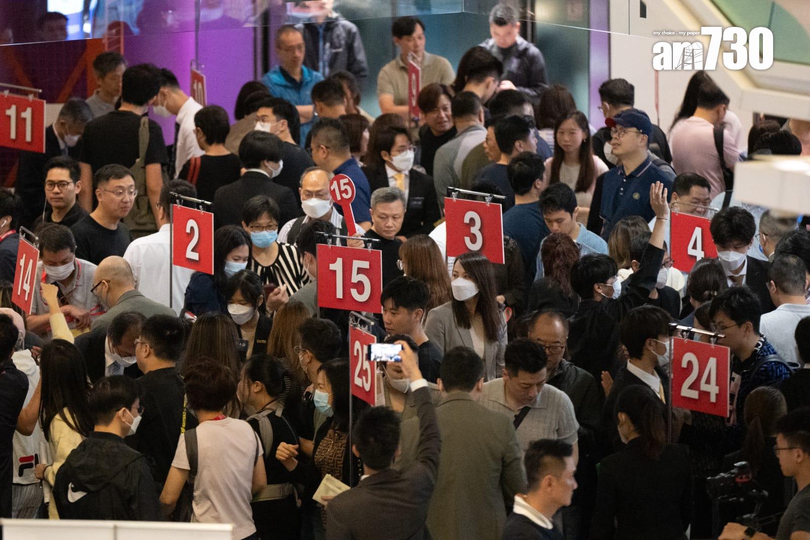 「Blue Coast」今日(6日)盡推首3張價單共422伙進行首輪銷售,現場重現萬人空巷排隊買樓的場面。(林靄怡攝)