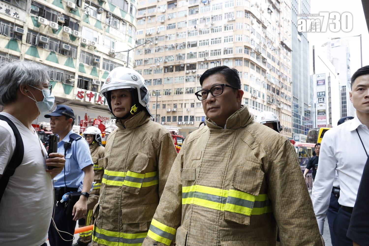 佐敦華豐大廈三級火增至5死33傷,保安局長鄧炳強到場聽取消防匯報。(林俊源攝)